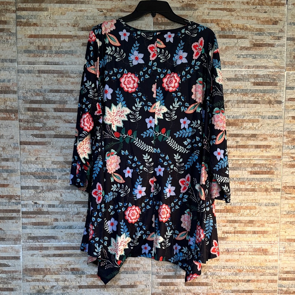 Chic Black Floral Tunic Top - Picture 3 of 3
